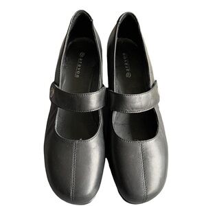 Aravon Black Lather Upper‎ Loafer Size: 9.5